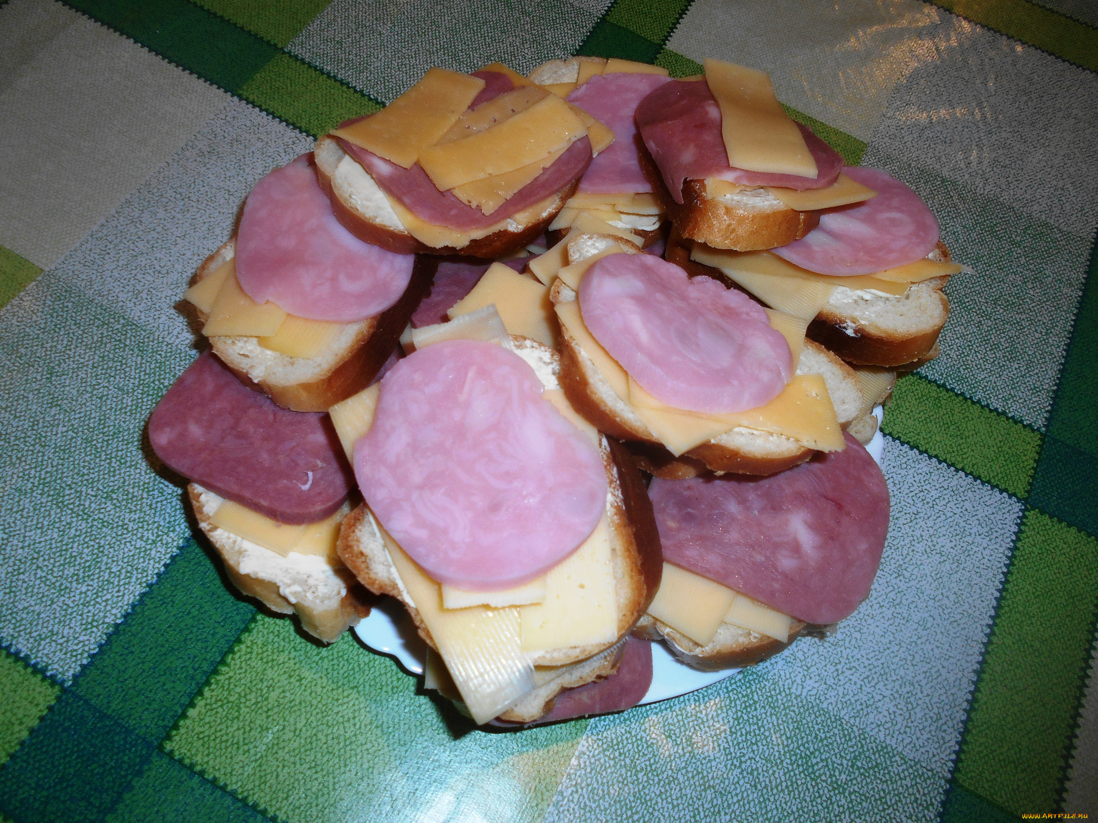 Бутерброды с нарезкой колбасы